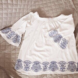 LIGHTWEIGHT AND FLOWY SEMI SHEER TUNIC BLOUSE.